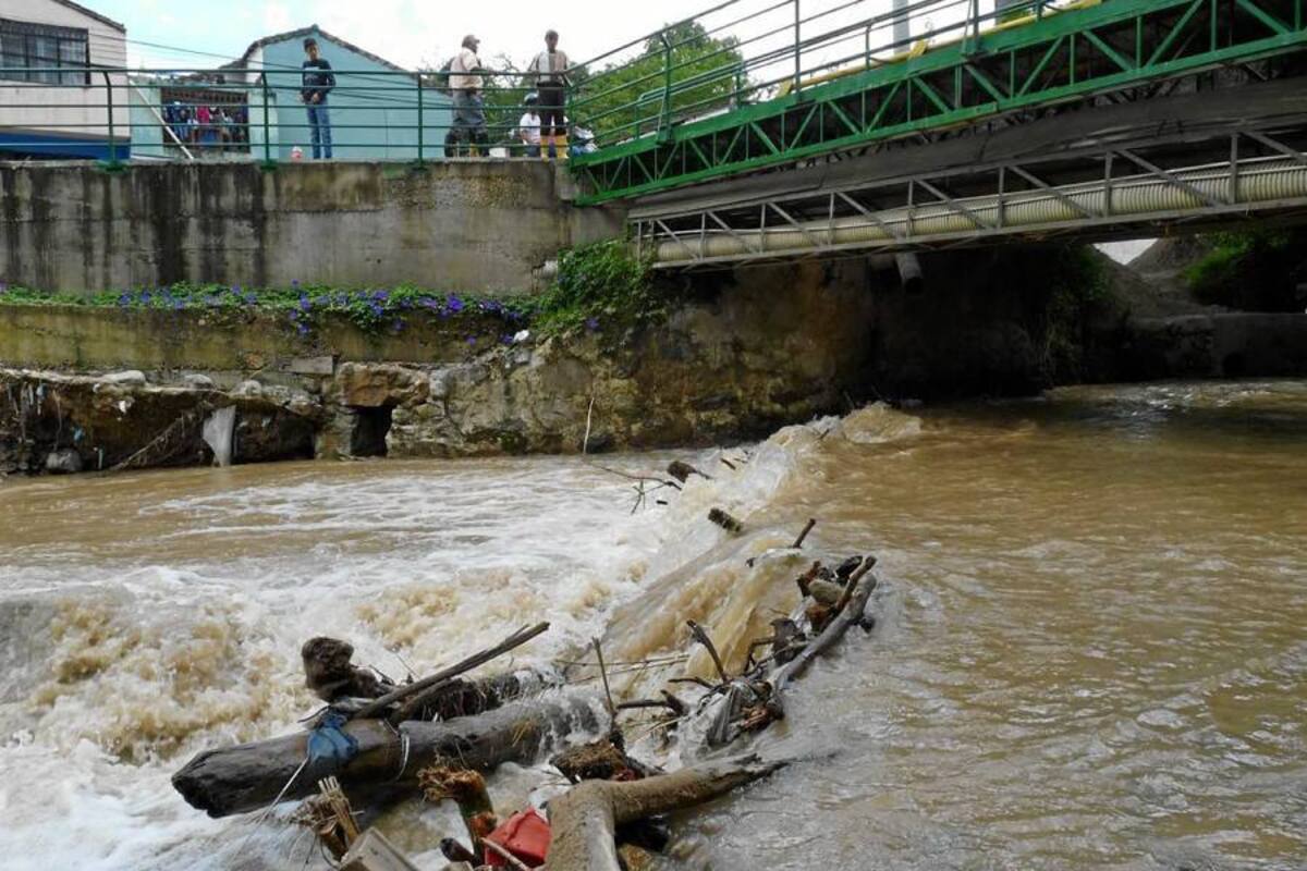 Miembros del Clopad, informaron que el Municipio se encuentra en “alerta naranja” ante el crecimiento del río de Oro, el cual se mantiene en 1.50 metros desde el pasado fin de semana. (Foto: Nelson Díaz/ VANGUARDIA LIBERAL )