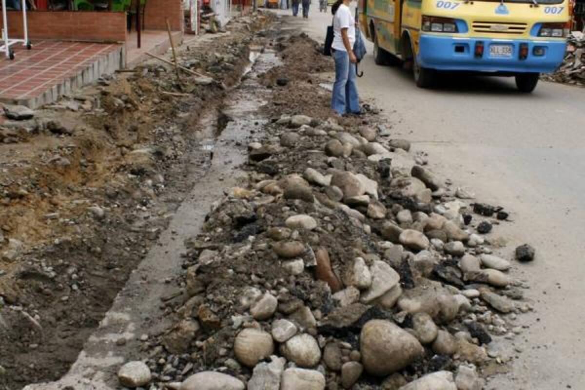 Así se ve parte de la vía principal de El Refugio. Los residentes del sector esperan que las obras culminen pronto. (Foto: Mauricio Betancourt / VANGUARDIA LIBERAL)
