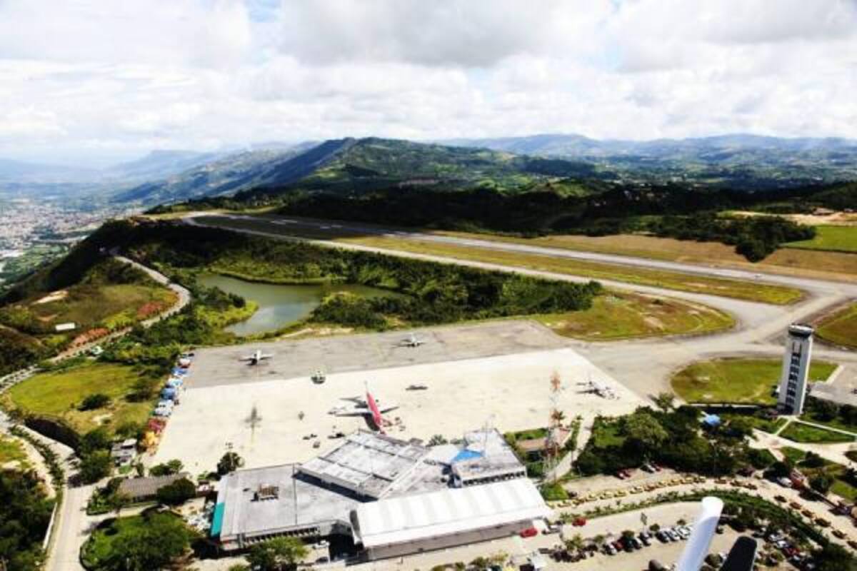 Para 2013 el Aeropuerto Internacional Palonegro tendrá una nueva cara. El área de espera para los pasajeros se duplicará, se tendrán cuatro puentes de abordaje fijos con lo que los pasajeros que llegan y salen tendrán lugares diferentes de circulación. En la terminal, que registra uno de los mayores crecimientos del país, se invertirán cerca de $40 mil millones durante los próximos 20 años. (Foto: Marco Valencia/VANGUARDIA LIBERAL )