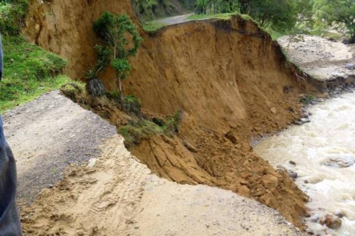Una parte de la vía se fue por completo, y las autoridades reportaron varios puntos que también corren riesgo de afectar por completo la vía. (Foto: Suministrada / VANGUARDIA LIBERAL )