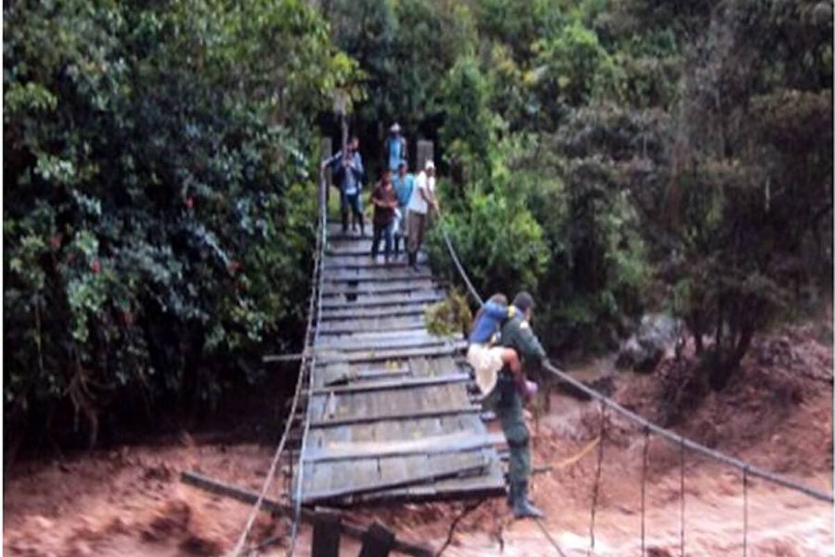 La caída del puente se dio en hacia las 9:00 a.m. de ayer. (Foto: Suministrada/VANGUARDIA LIBERAL )
