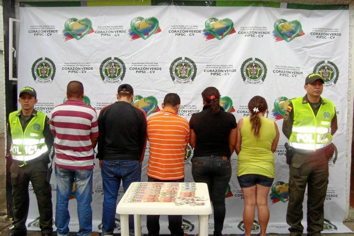 Estos son los integrantes de la banda que traficaba con moneda falsa, capturados por la Policía Nacional en Oiba y en el Socorro. (Foto: Suministrada Policía Nacional/VANGUARDIA LIBERAL)