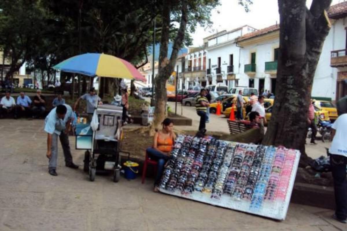Los comerciantes de San Gil habían advertido sobre la invasión de espacio público y la presencia de vendedores ambulantes provenientes de otras ciudades. (Foto: Archivo/VANGUARDIA LIBERAL )