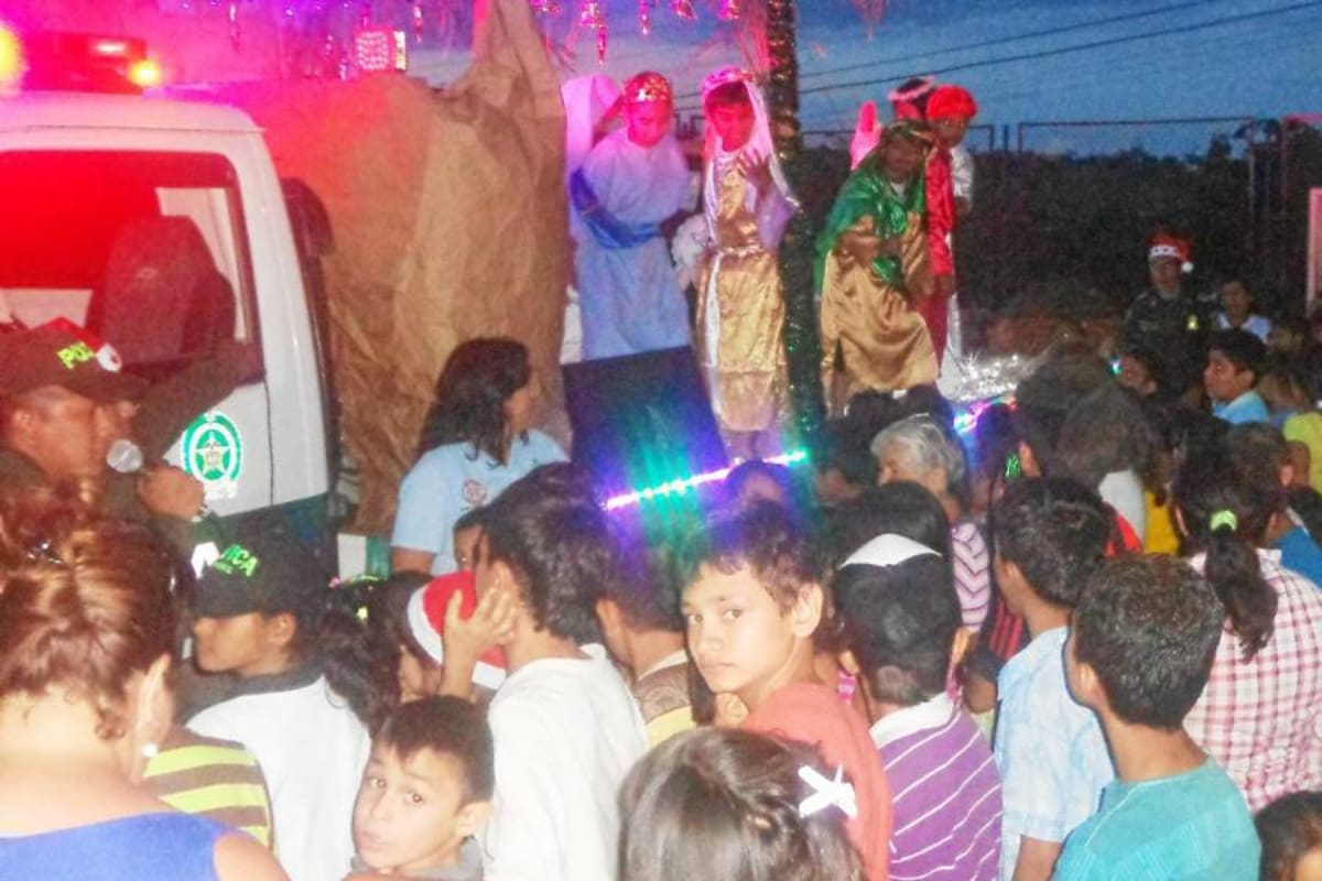 Muy contentos se mostraron los niños de diferentes barrios a donde llegó el pesebre móvil de la Policía, para apoyar la celebración de la Navidad en el Socorro. (Foto: Nancy Milena Gómez /VANGUARDIA LIBERAL)