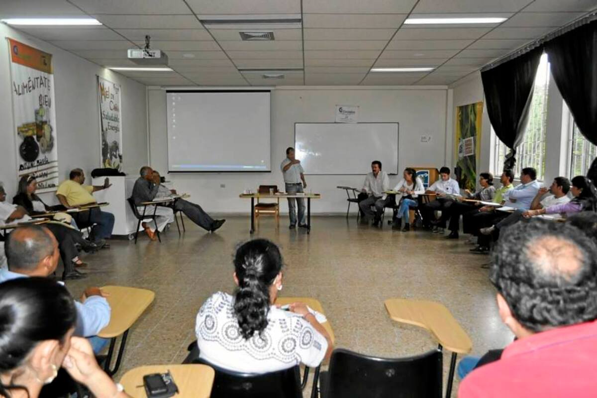 Aspecto de la reunión hecha en el Cimpa de Barbosa, durante la firma del acuerdo de voluntades entre la Secretaría de Agricultura de Santander y la cadena Agroalimenticia de la guayaba. (Foto: Luis Fernando Martínez Vargas /VANGUARDIA LIBERAL)