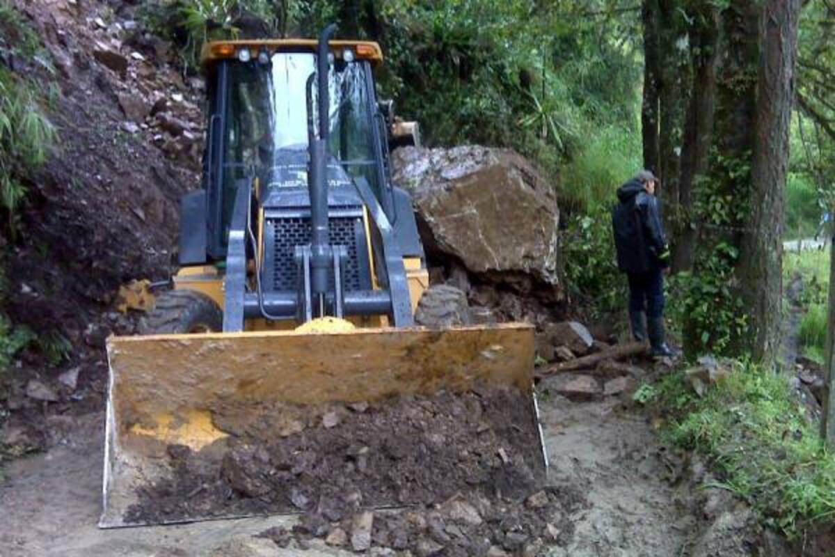 Grande rocas obstruyen la vía a Susa, en el municipio de Onzaga. (Foto: Suministrada / VANGUARDIA LIBERAL )