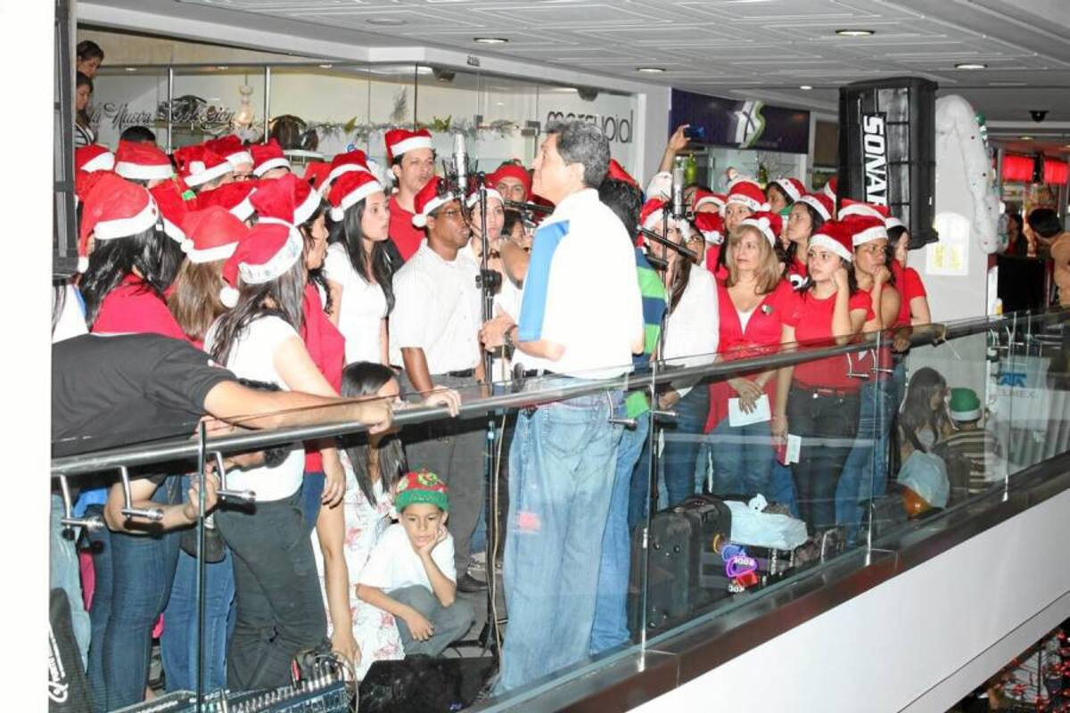 La coral cantaba, mientras cientos de personas se asomaron para disfrutar de sus voces (Foto: Nelson Díaz / VANGUARDIA LIBERAL )
