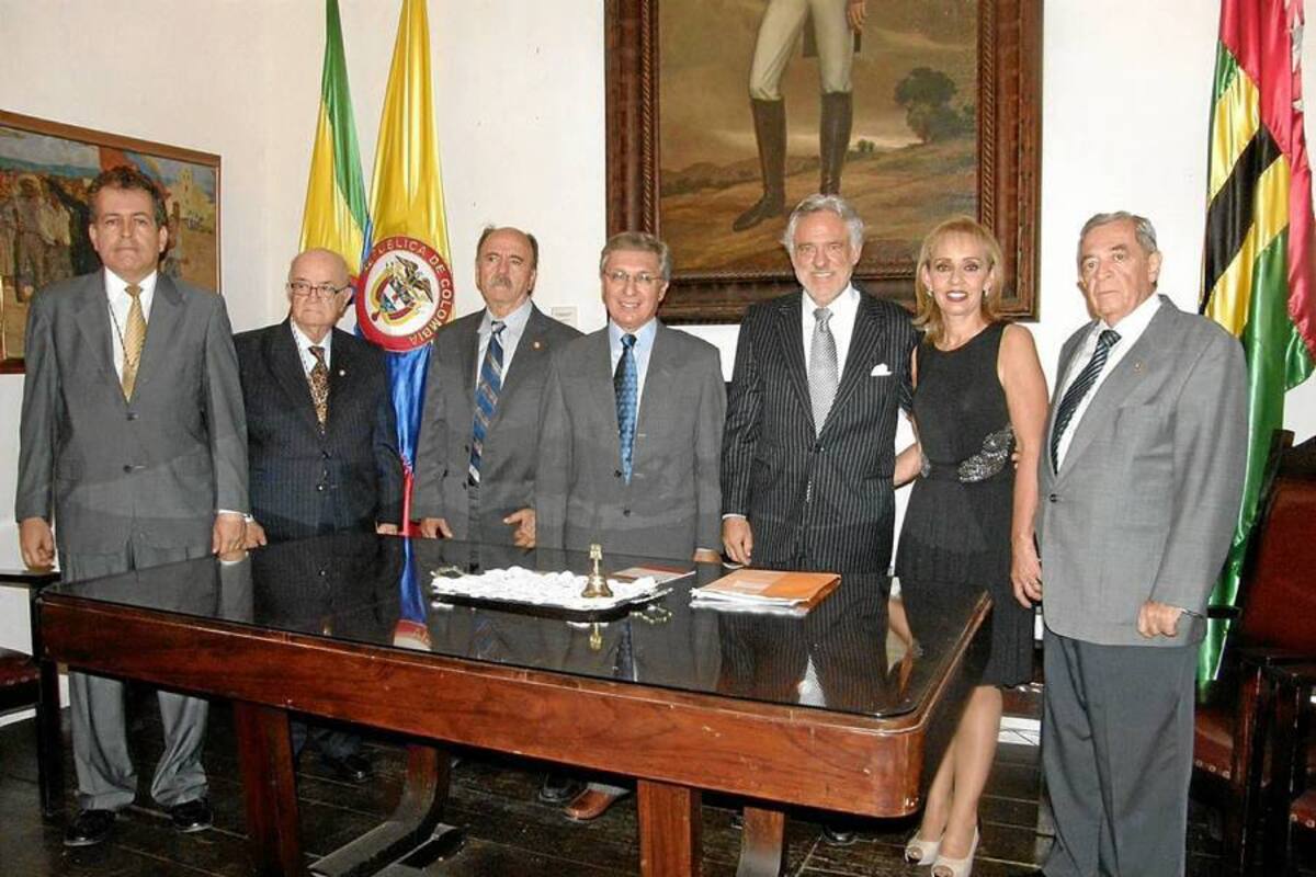 Carlos Mauricio Serrano, Alfonso Gómez Gómez, Gustavo Pinzón González, Armando Martínez Garnica, Rafael Gutiérrez Solano, María del Pilar Camargo y Edmundo Gavassa. (Foto: Javier Gutiérrez / VANGUARDIA LIBERAL)
