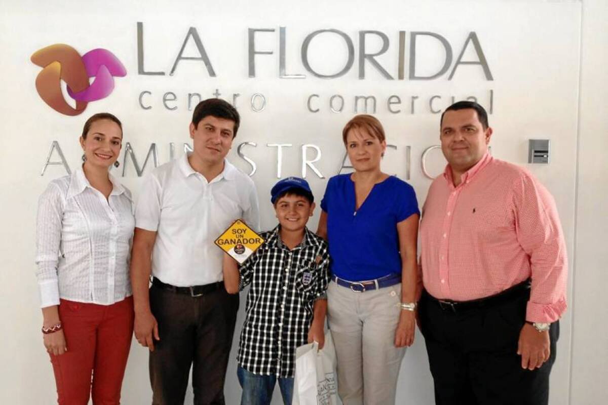 Patricia Espinosa Silva, ejecutiva de Ventas de Copa Airlines; César Augusto Carvajalino, ganador del viaje a Disney World; Sergio Andrés Carvajalino, Claudia Marcela Pérez Mendoza, administradora de La Florida Centro Comercial; y William Ricardo Díaz Camacho, gerente general Turismo Seis Continentes. (Foto: Suministrada /VANGUARDIA LIBERAL)