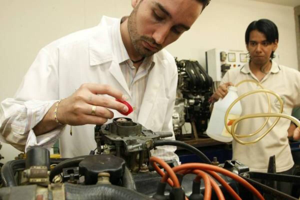 Con el encendido del motor en el laboratorio los alumnos de Gestión Agroindustrial de las Unidades Tecnológicas de Santander, demostraron la efectividad del proyecto.(Foto: Cesar Flórez /VANGUARDIA LIBERAL)