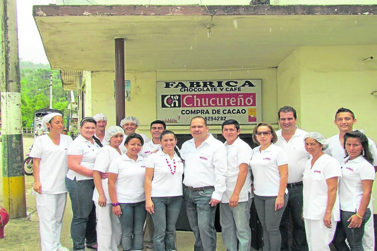 La fábrica genera empleo para cerca de 20 personas actualmente. Algunos han acompañado la empresa durante 30 años de existencia. (Foto: Diana León/VANGUARDIA LIBERAL )