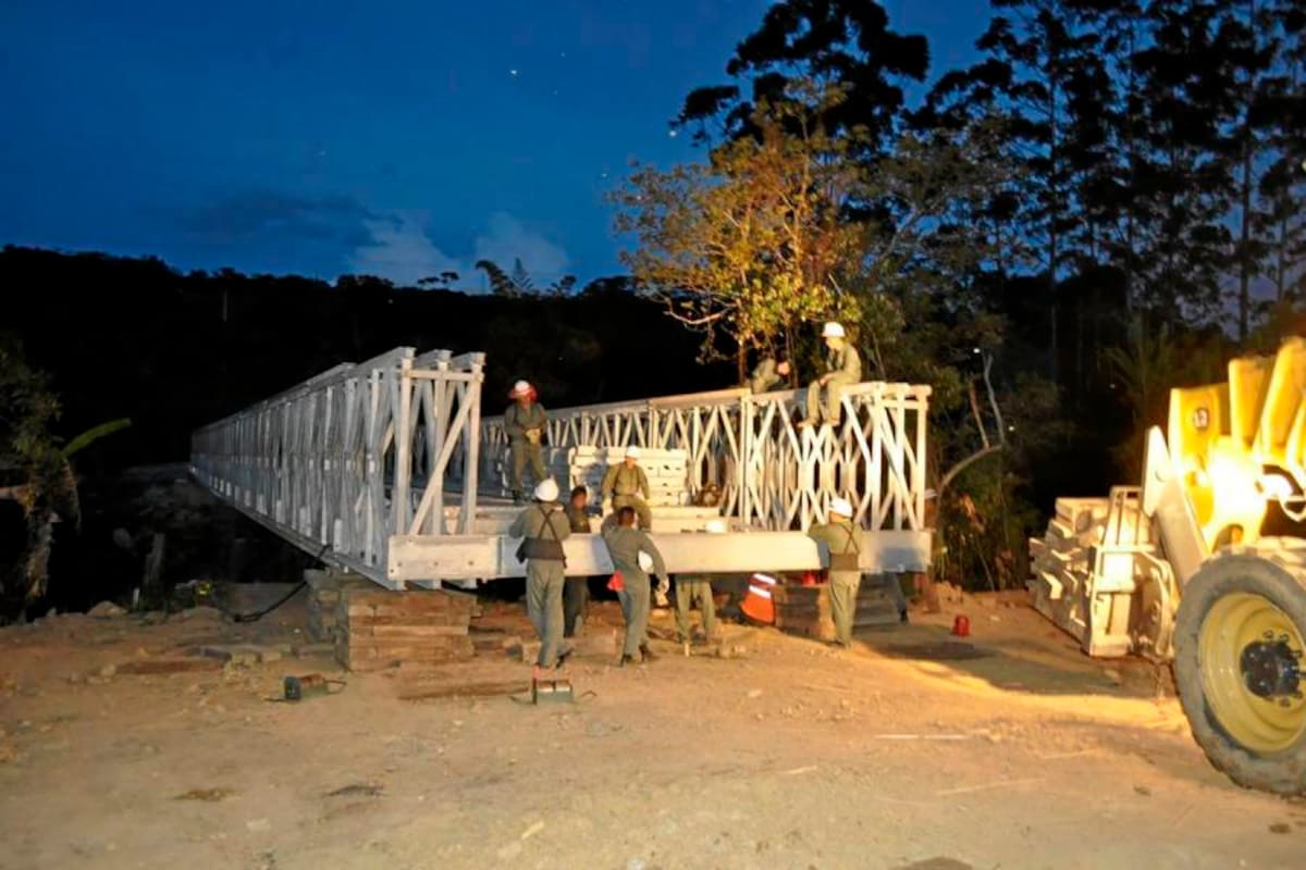 Hasta entradas horas de la noche, personal uniformado del Batallón de Operaciones Especiales N° 90 con sede en Tolemaida trabajan para culminar la instalación del puente militar en el sitio la Roca, que entrará a funcionar en los próximos días. (Foto: Luis Fernando Martínez Vargas /VANGUARDIA LIBERAL)