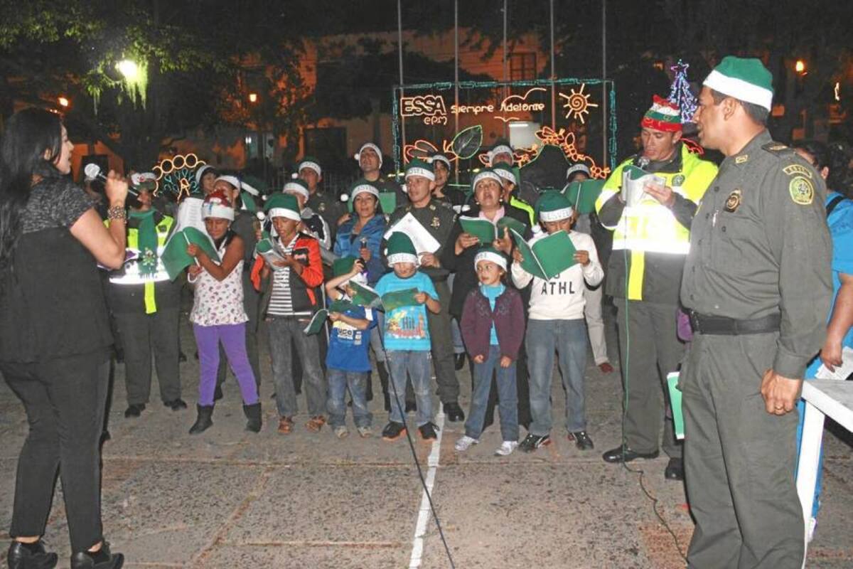 Celebración de las novenas navideñas presididas por el Teniente Coronel Jorge Evelio Palomino López, Director de la Esvel y uniformados de la universidad policial, que vienen haciendo presencia en diversas municipalidades, con una variada programación. (Foto: Suministrada Prensa Esvel/VANGUARDIA LIBERAL)