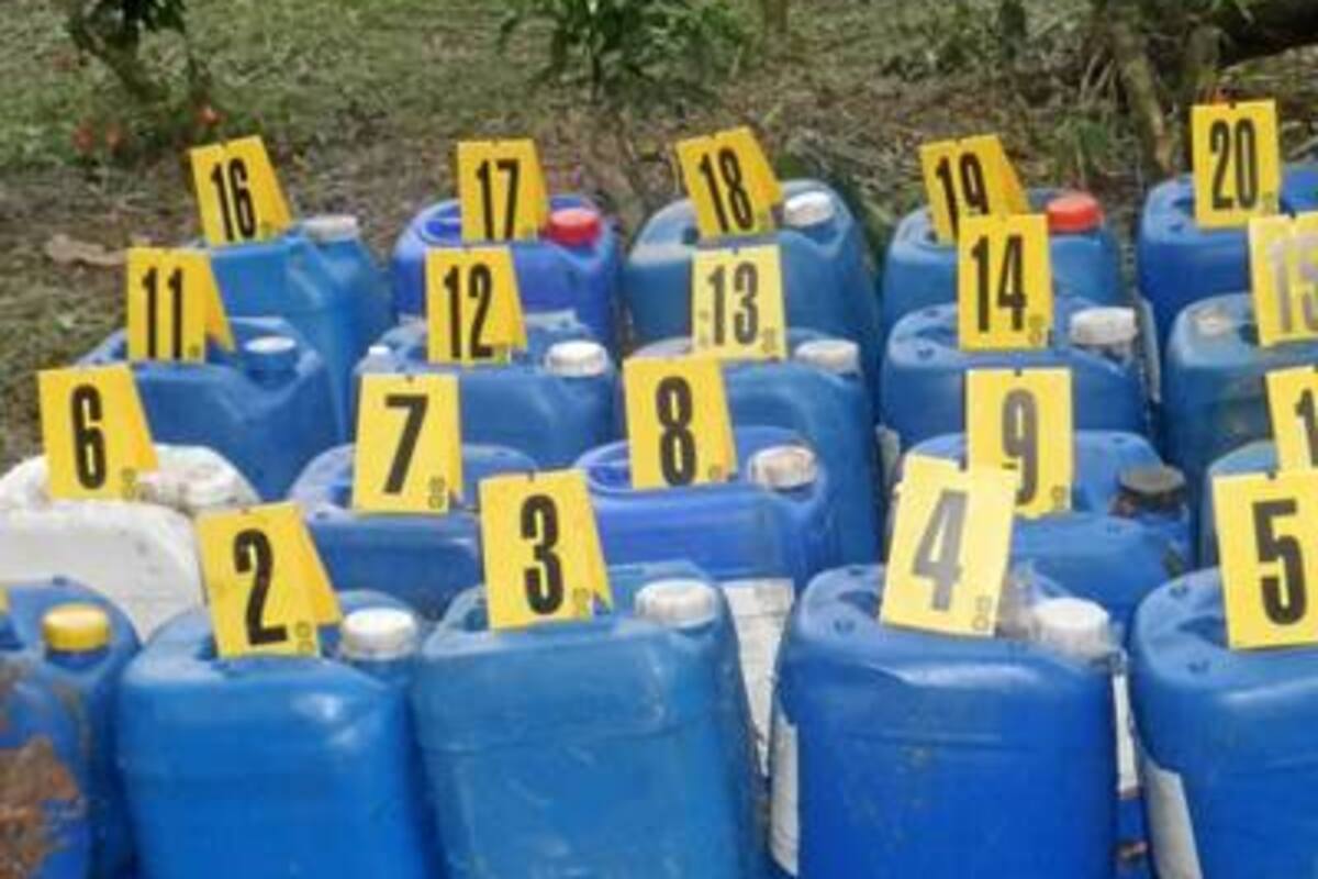 Unidades de la Policía Nacional en compañía de la Sijín, incautaron 20 pimpinas que contienen ácido sulfúrico, precursor químico utilizado para la fabricación de alcaloides. (Foto: Suministrada/VANGUARDIA LIBERAL)