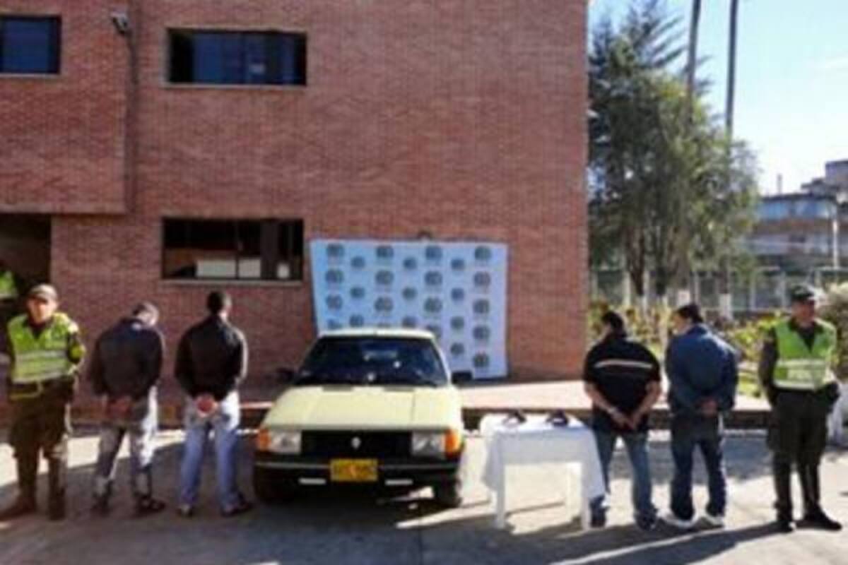 La Policía capturó cuatro personas quienes se movilizaban en un vehículo, portando armas de fuego.(Foto: Suministrada /VANGUARDIA LIBERAL)