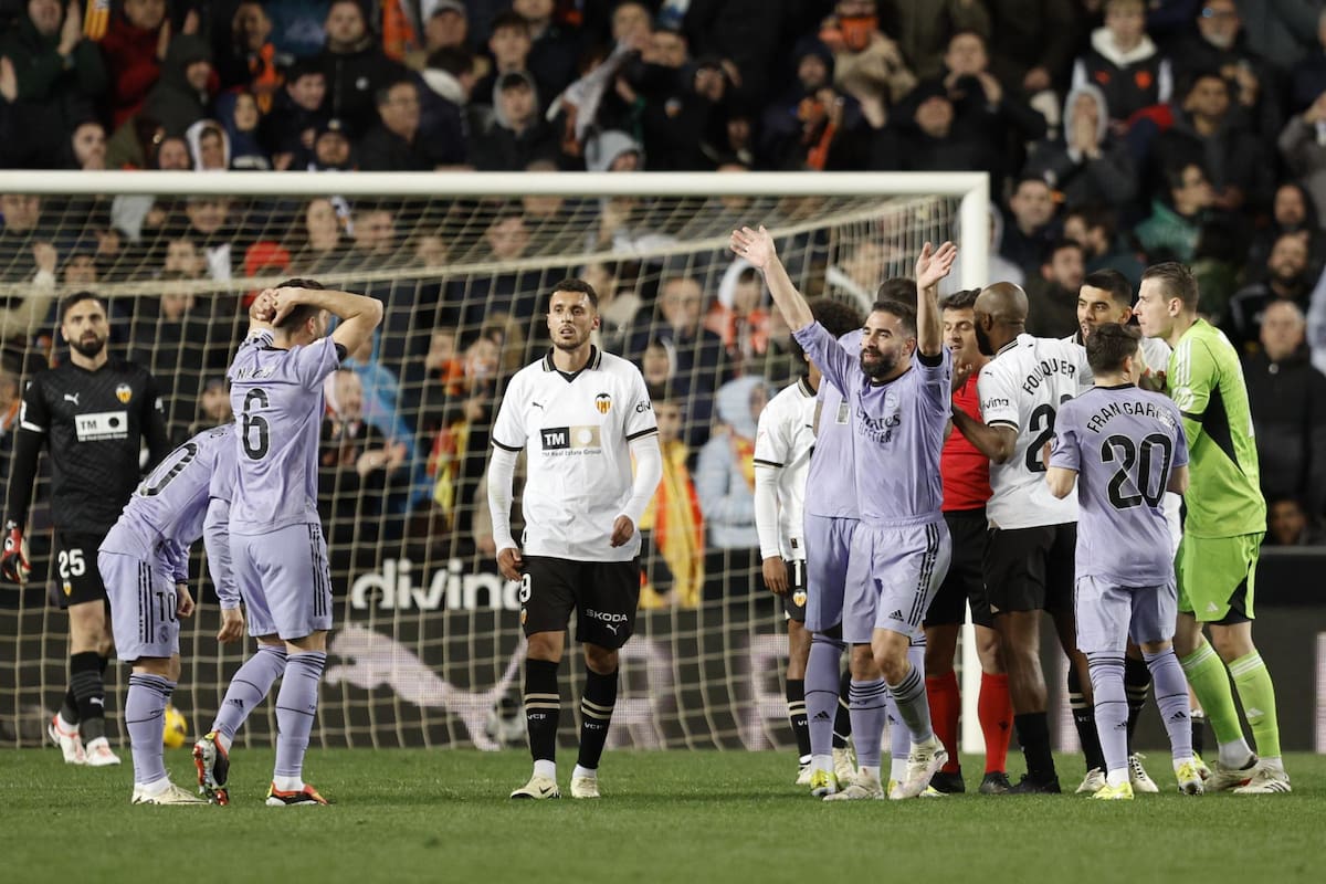 Los jugadores del Real Madrid protestan al colegiado Gil Manzano el gol anulado en el último momento del encuentro correspondiente a la jornada 27 de la Primera División.