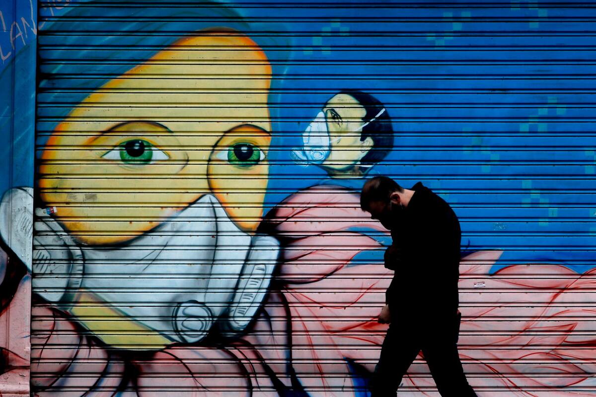 Un hombre camina frente a un mural este lunes, en Buenos Aires, capital argentina. (Foto: EFE / VANGUARDIA)