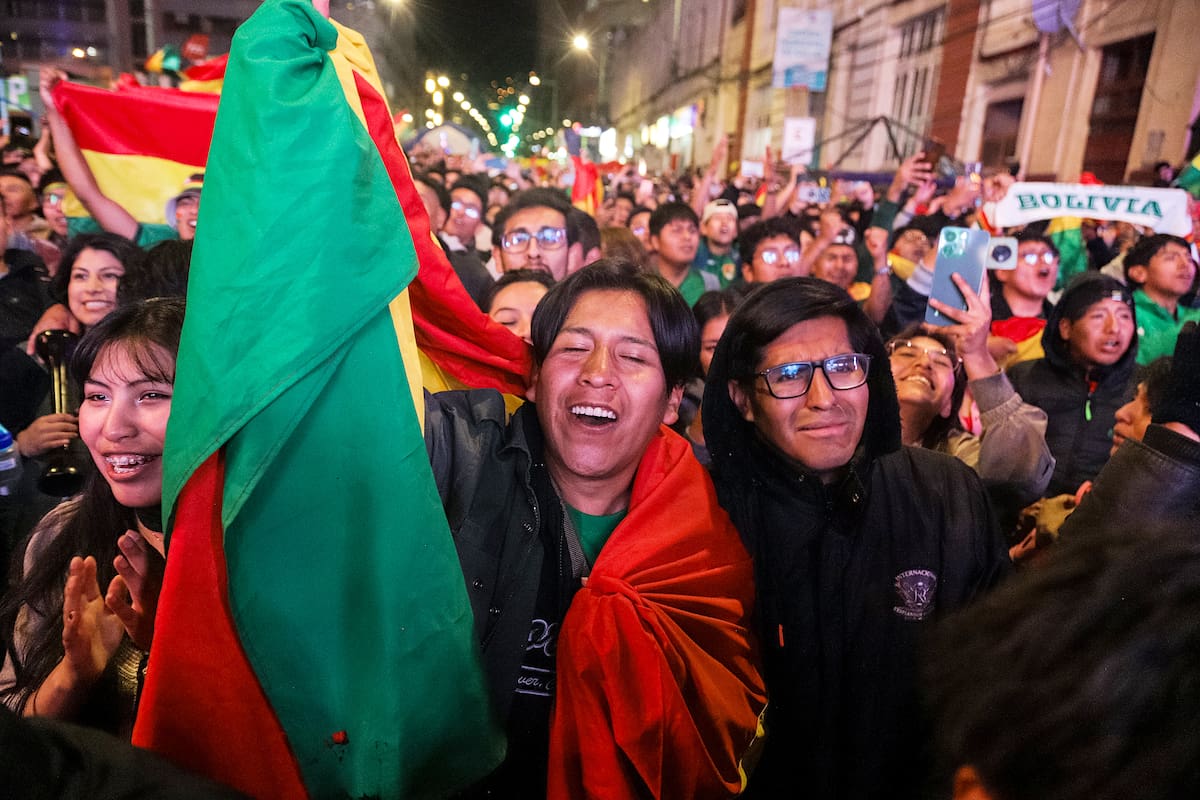 AME8011. LA PAZ (BOLIVIA), 26/03/2026.- Aficionados animan durante la transmisión del partido de repechaje para la Copa Mundial 2026 entre Bolivia y Surinam este jueves, en La Paz (Bolivia). EFE/ Gabriel Márquez