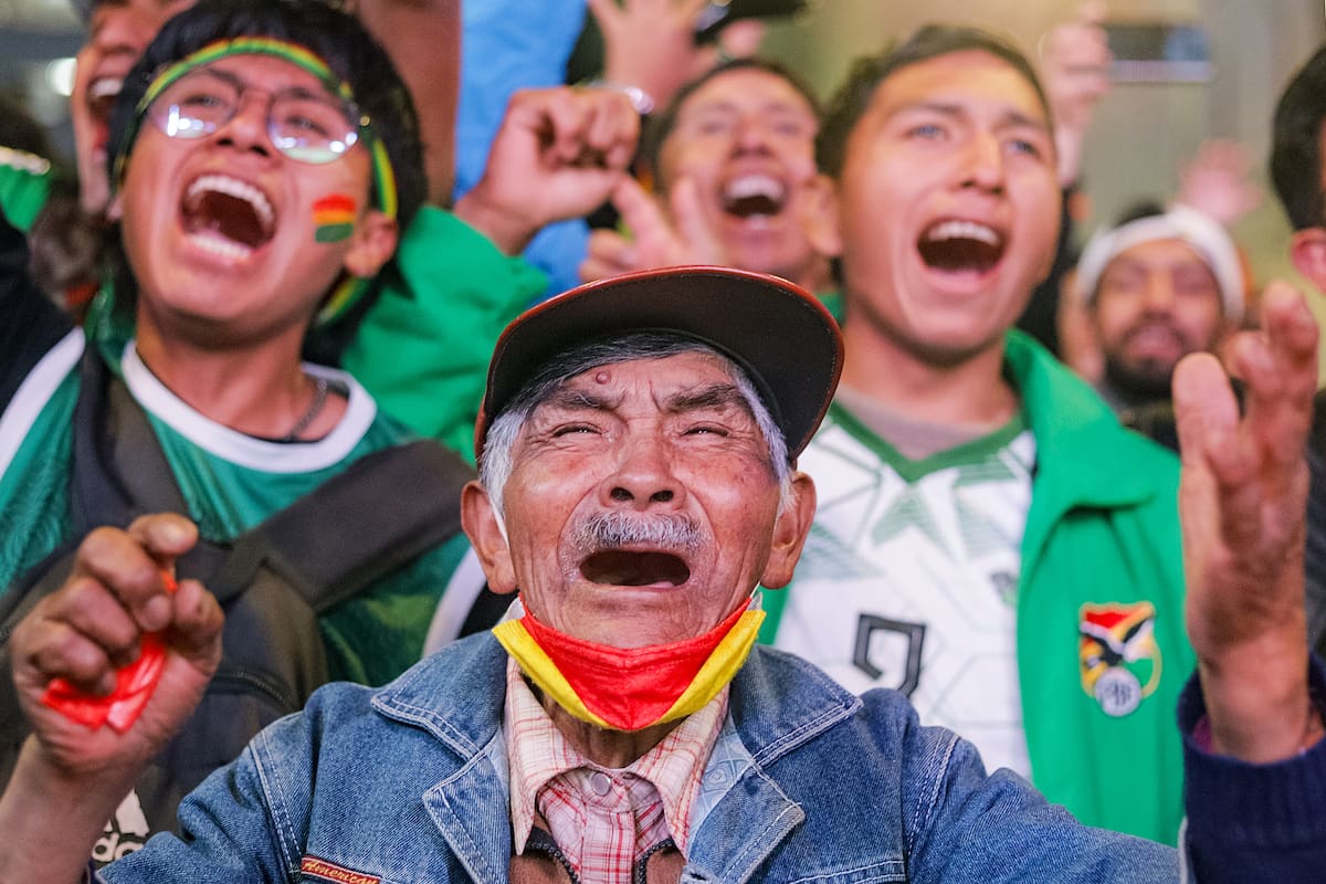 AME8010. LA PAZ (BOLIVIA), 26/03/2026.- Aficionados celebran durante la transmisión del partido de repechaje para la Copa Mundial 2026 entre Bolivia y Surinam este jueves, en La Paz (Bolivia). EFE/ Gabriel Márquez