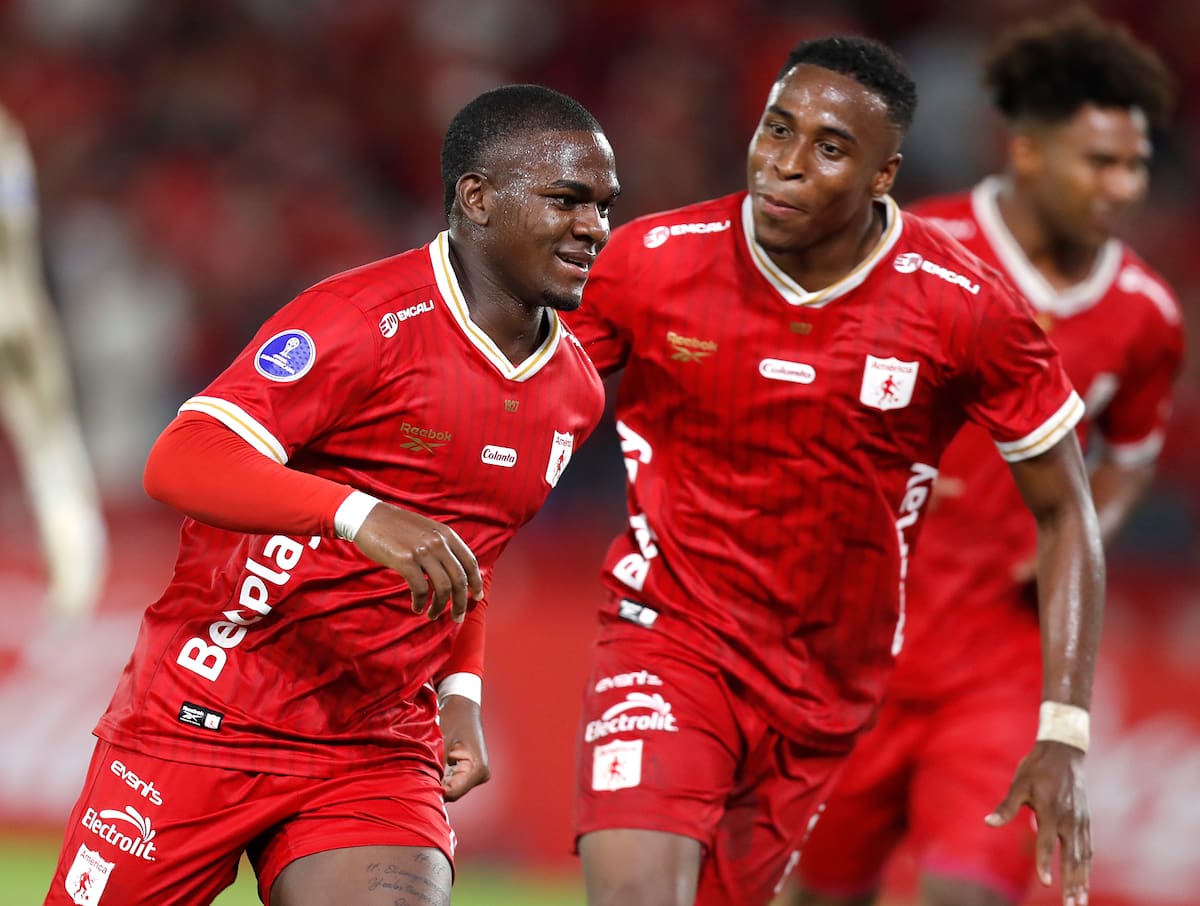 Jhon Tilman Palacios (i), del América, celebra el gol que le dio el triunfo a su equipo en la Copa Sudamericana ante Bucaramanga en el estadio Pascual Guerrero en Cali (Colombia). EFE/Ernesto Guzmán