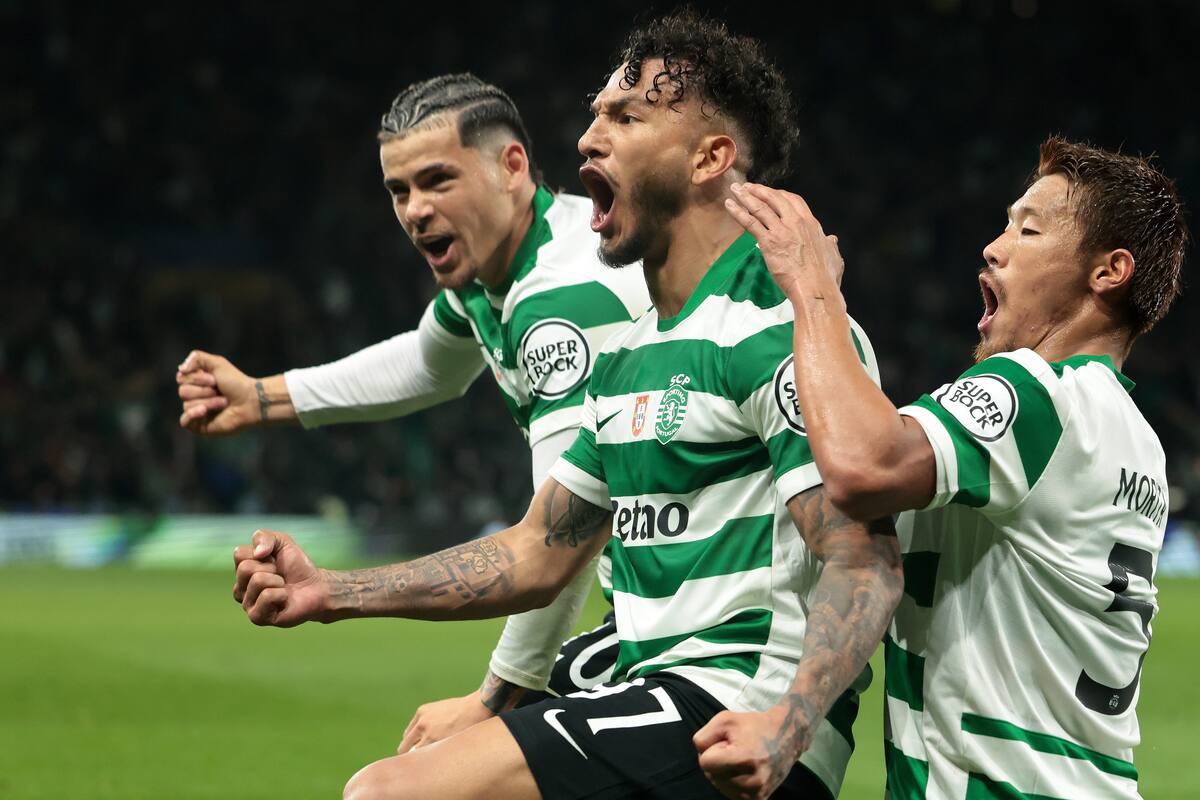 El futbolista del Sporting Luis Suárez (c) celebra con Maxi Araujo (i) e Hidemasa Morita tras anotar un gol contra el PSG en el partido correspondiente a la séptima jornada de la fase regular de la Liga de Campeones, disputado este martes en Lisboa. EFE/MANUEL DE ALMEIDA