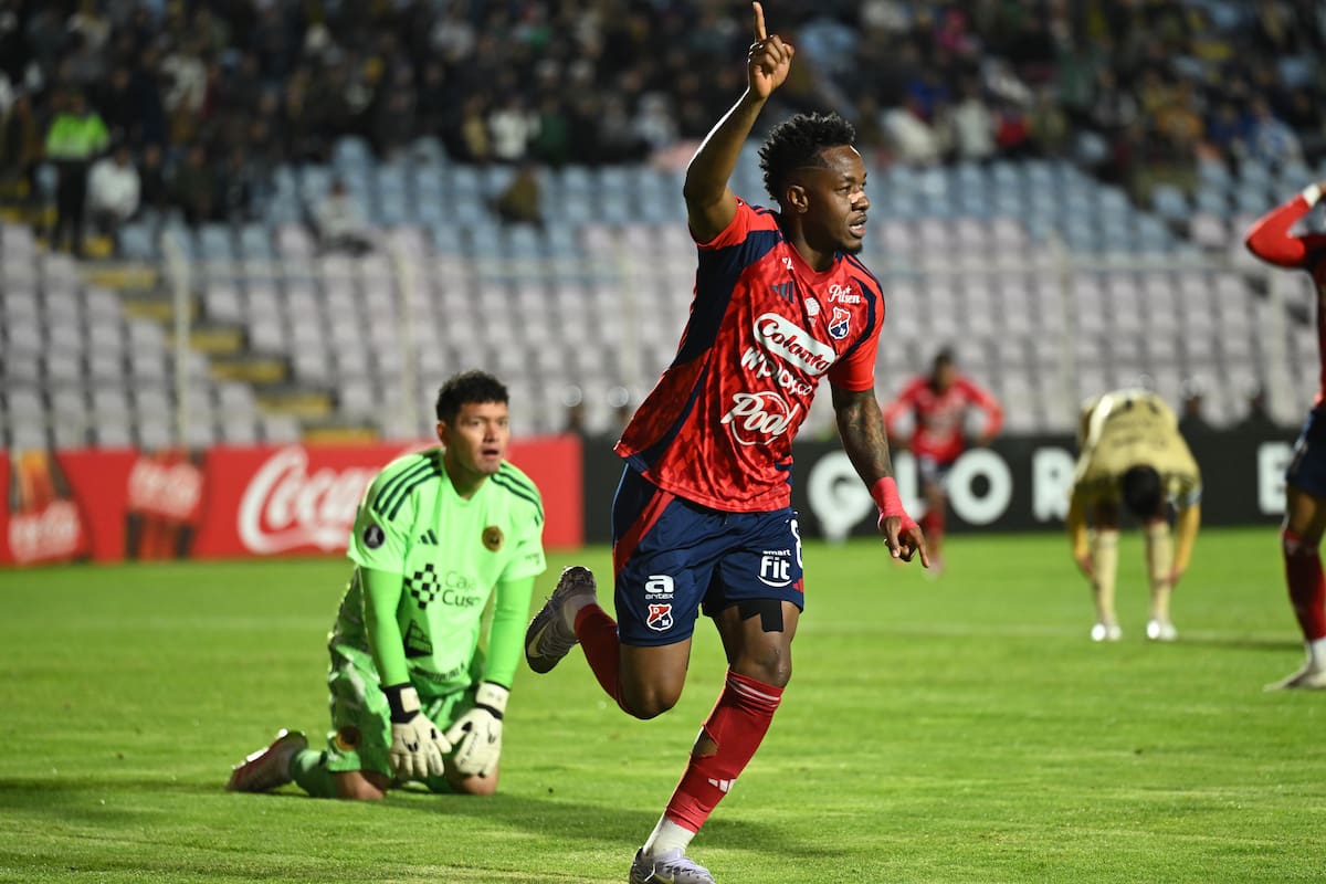 Alexis Serna, del Medellín, celebra un gol este miércoles en un partido de la la Copa Libertadores ante Cuscon en el estadio Inca Garcilaso de la Vega. EFE/ Paloma Del Solar