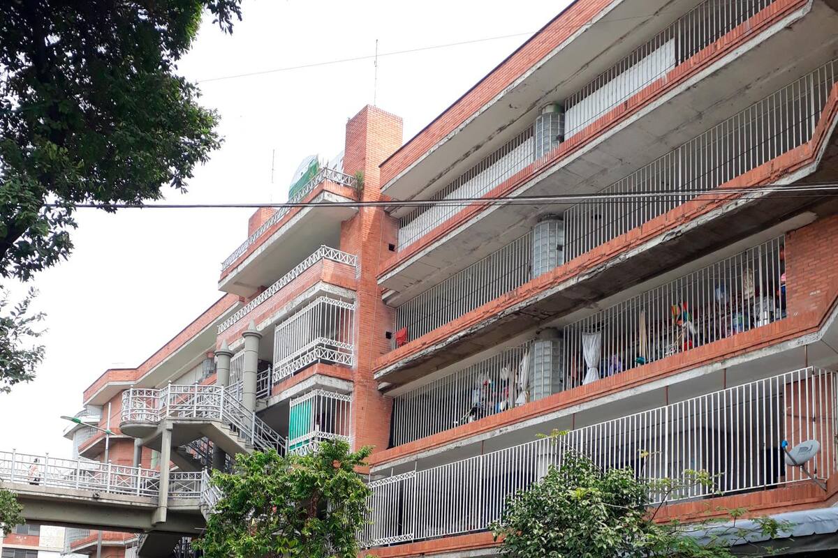 La Policía Metropolitana de Bucaramanga se vio obligada a instalar estas vallas sobre la carrera 15, para frenar la invasión del espacio público por parte de los informales (Foto: Euclides Kilô Ardila / VANGUARDIA LIBERAL)
