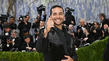 Maluma regresa a sus raíces en la Plaza Botero para el estreno mundial de Loco x Volver