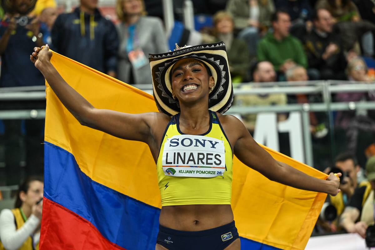 Torun (Poland), 22/03/2026.- Bronze medalist Natalia Linares of Colombia poses for a photo after the Women's Long Jump Final at the World Athletics Indoor Championships in Torun, Poland, 22 March 2026. (Mundial de Atletismo, Salto de longitud, Polonia) EFE/EPA/Adam Warzawa POLAND OUT