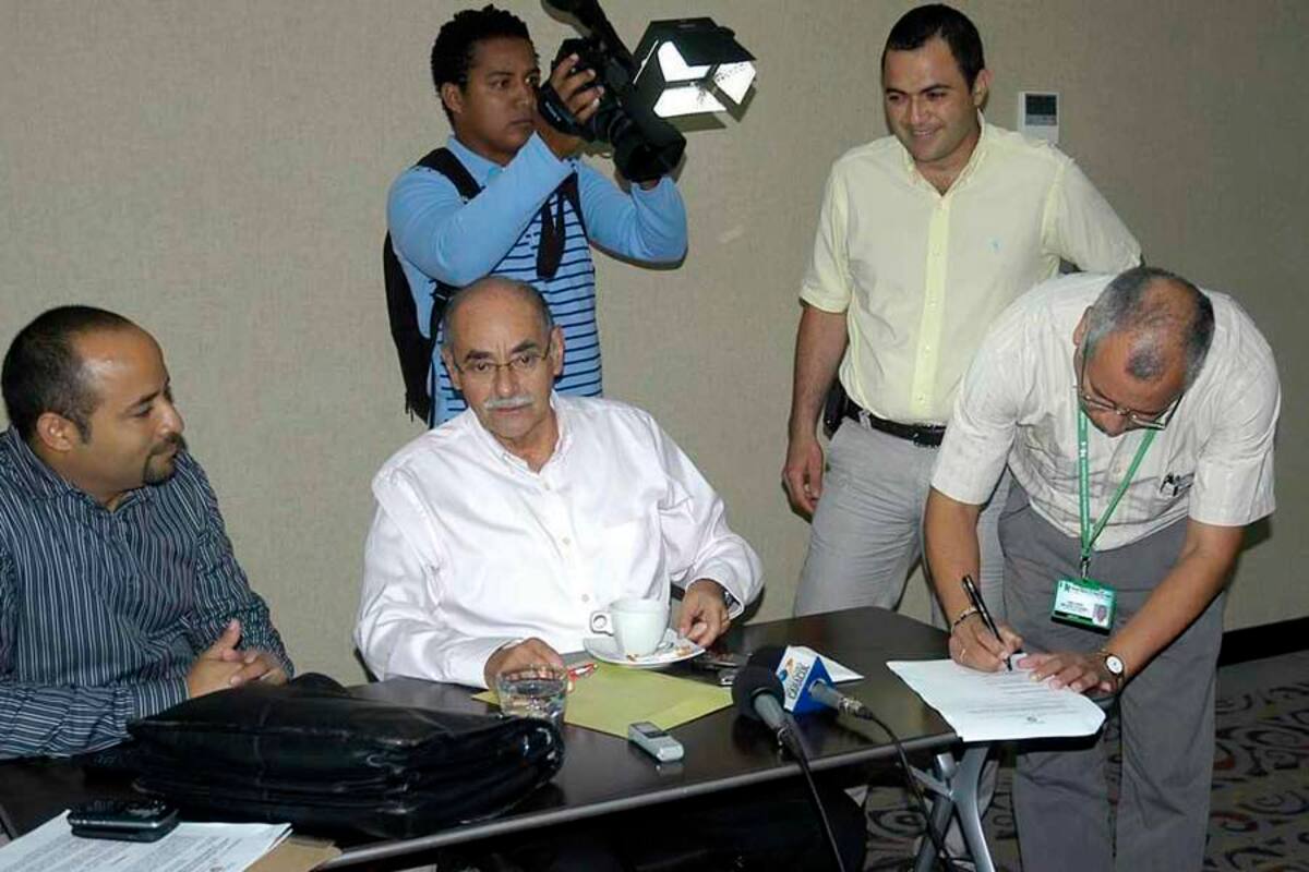 El gobernador de Santander, Horacio Serpa Uribe, el alcalde de Barrancabermeja, Carlos Alberto Contreras López, y el gerente del Hospital Regional del Magdalena Medio, Orlando Beleño Guerra, firmaron ayer el acta de inicio de la licitación del contrato de adición a la obra de remodelación del centro asistencial. (Foto: Edgar Pernett/VANGUARDIA LIBERAL)