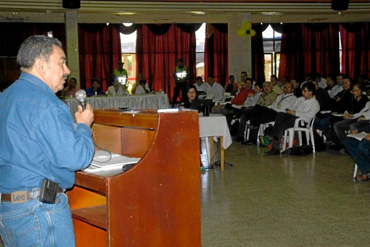 En el salón Aphiay, del Club Infantas, la Asamblea de Santander sesionó ayer. Su objetivo fue pedir explicación al presidente de Ecopetrol, Javier Gutiérrez Pemberthy, por seguridad en cierre financiero del Proyecto de Modernización y Ampliación de la Refinería de Barrancabermeja. (Foto: Edgar Pernett/VANGUARDIA LIBERAL)