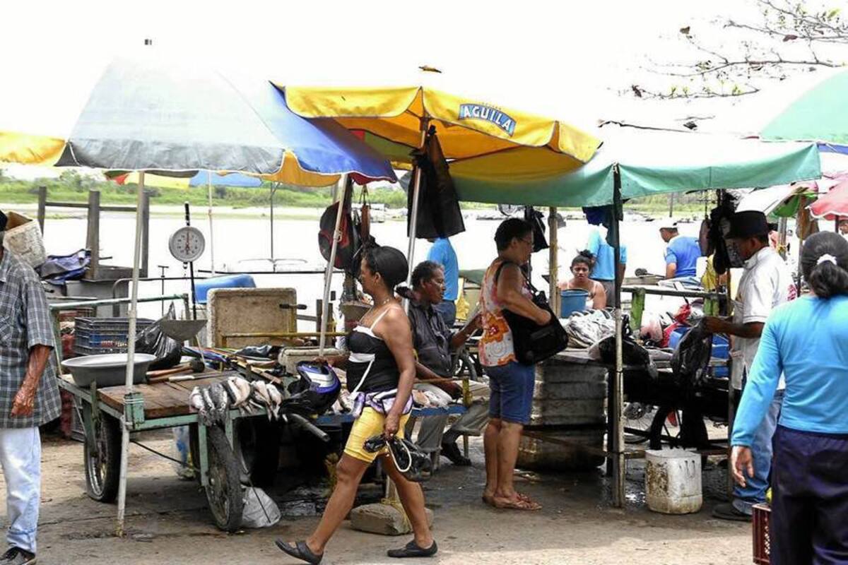 Pescadores y comerciantes tienen plazo de reubicarse hacia el sector del Puerto de Embarcaciones Menores hasta el 31 de marzo. De lo contrario la Policía estará en la obligación de incautar todo tipo de implementos. (Foto: Archivo/VANGUARDIA LIBERAL)