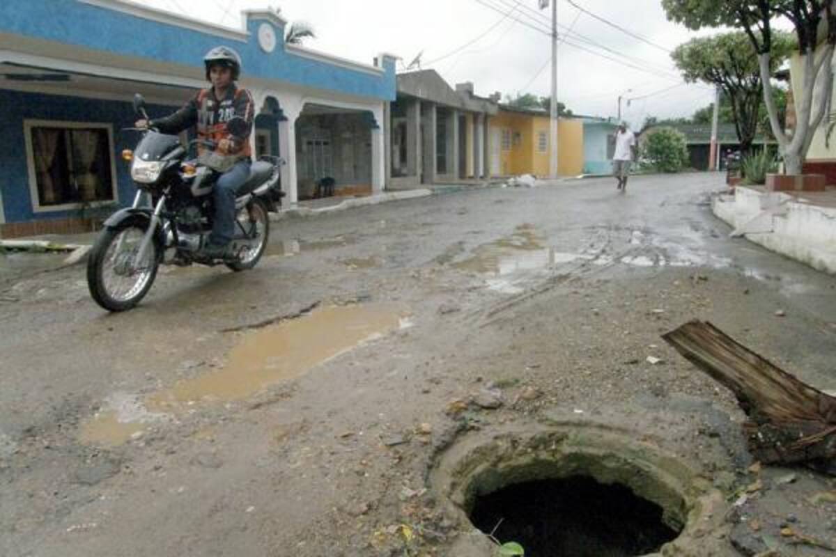Según la Junta de Acción Comunal del barrio Simón Bolívar, el mal estado de las vías también ha hecho que los manjoles y las alcantarillas se deterioren. Ninguna entidad se ha querido hacer cargo de los daños. (Foto: Édgar Pernett/VANGUARDIA LIBERAL)