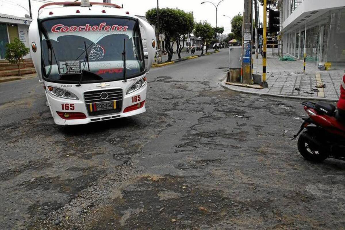 La comuna Cinco es la más habitada de Barrancabermeja. Por eso esta intersección semafórica, ubicada en la calle 52A con carrera 34C del barrio Primero de Mayo, se ha convertido en un paso obligado diario para miles de conductores, a pesar de su pésimo estado. (Foto: Édgar Pernett/VANGUARDIA LIBERAL)