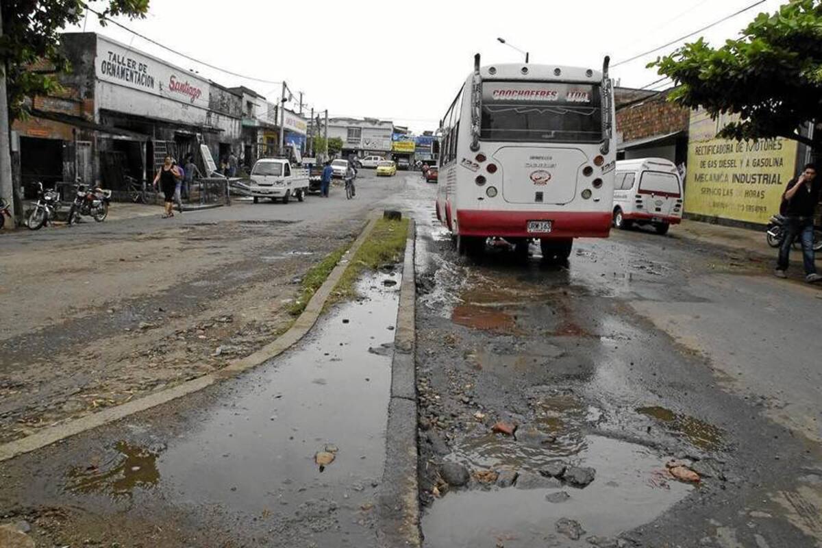 En más de una ocasión, la maquinaria de la Secretaría de Infraestructura ha estado en la vía paralela de la Avenida 52 reparchando los huecos, que solo unos meses después vuelven a aparecer para entorpecer el tráfico vehicular de esta zona. (Foto: Édgar Pernett/VANGUARDIA LIBERAL)