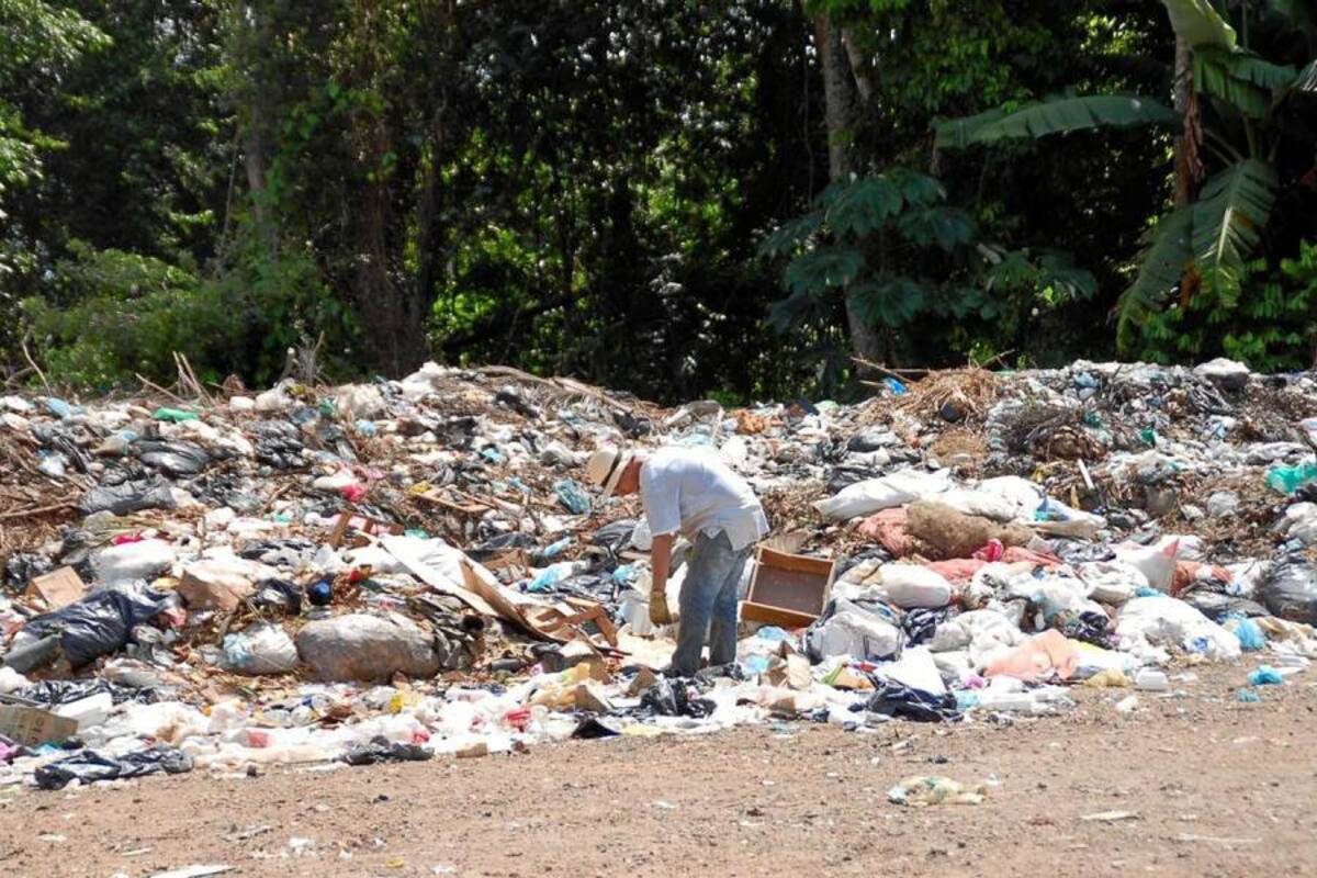 En el predio La Lucha, clausurado por la CAS, es donde se depositan los residuos sólidos en el municipio de Sabana de Torres. También cuentan con el predio El Refugio. (Foto: Edgar Pernett/VANGUARDIA LIBERAL)