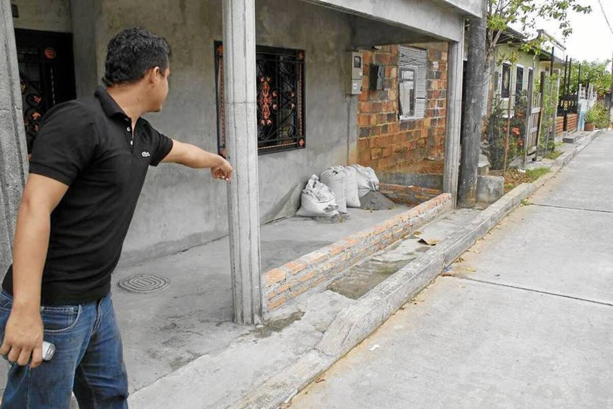Los residentes de la carrera 28 con calle 77 en el barrio Santa Isabel, en la comuna Tres, afirman que desde hace nueve días la carretera tiene filtración de agua. (Foto: Edgar Pernett/VANGUARDIA LIBERAL )