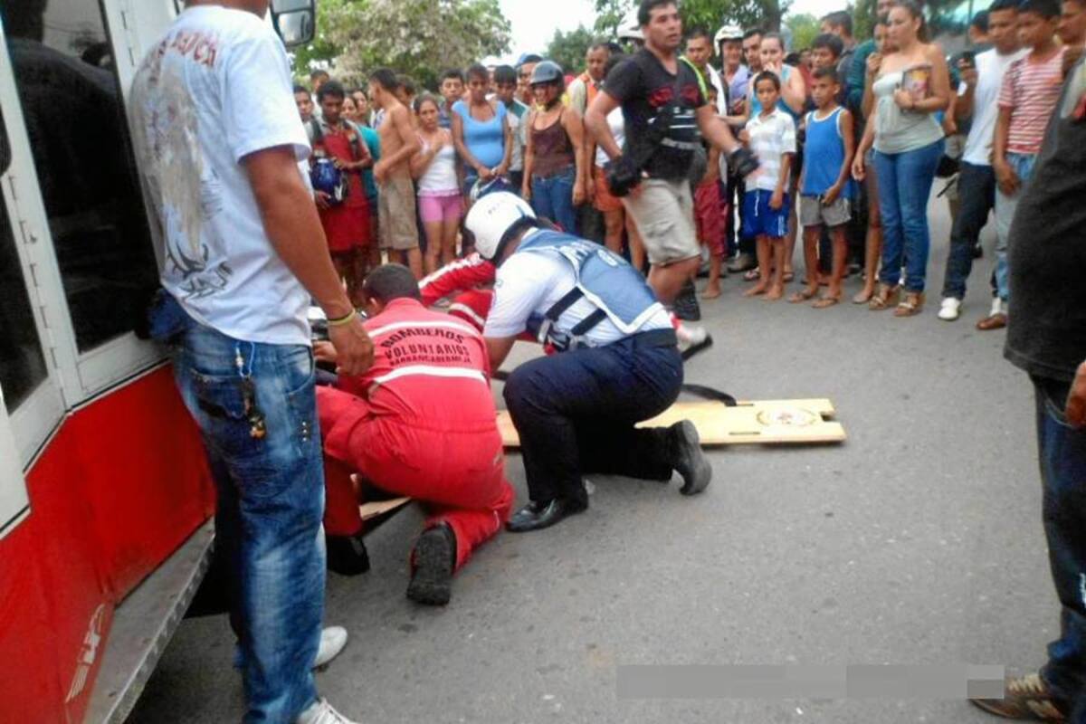 Vehículo de servicio publicó embistió a un motociclista en Pozo Siete (Foto: Suministrada /VANGUARDIA LIBERAL)