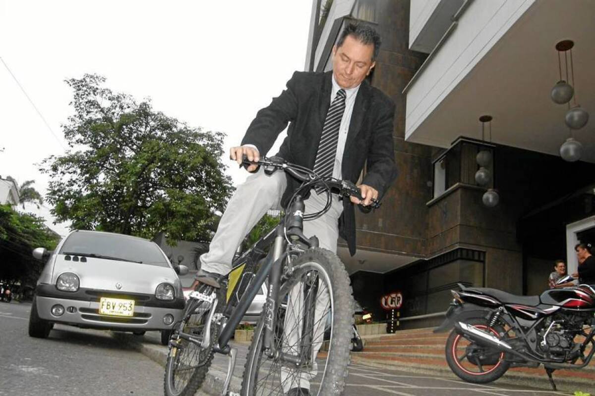 La propuesta de ver a un ejecutivo movilizándose en una bicicleta no resultó del todo ‘descabellada’. En Bucaramanga, aunque usted no lo crea, varias personas ya han entrado en esa ‘onda’; tal como le demuestra Eliberto Melgarejo en este registro gráfico. (Foto: Fotos: Nelson Díaz / Jaime Del Río / VANGUARDIA LIBERAL)