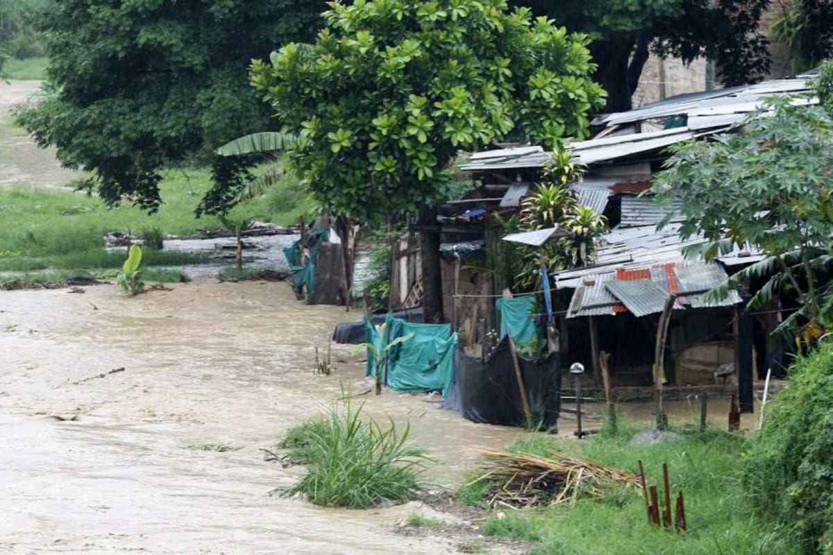 La construcción ilegal de ranchos, en el margen del Río de Oro, enciende aún más las alertas. (Foto: César Flórez/ VANGUARDIA lIBERAL)