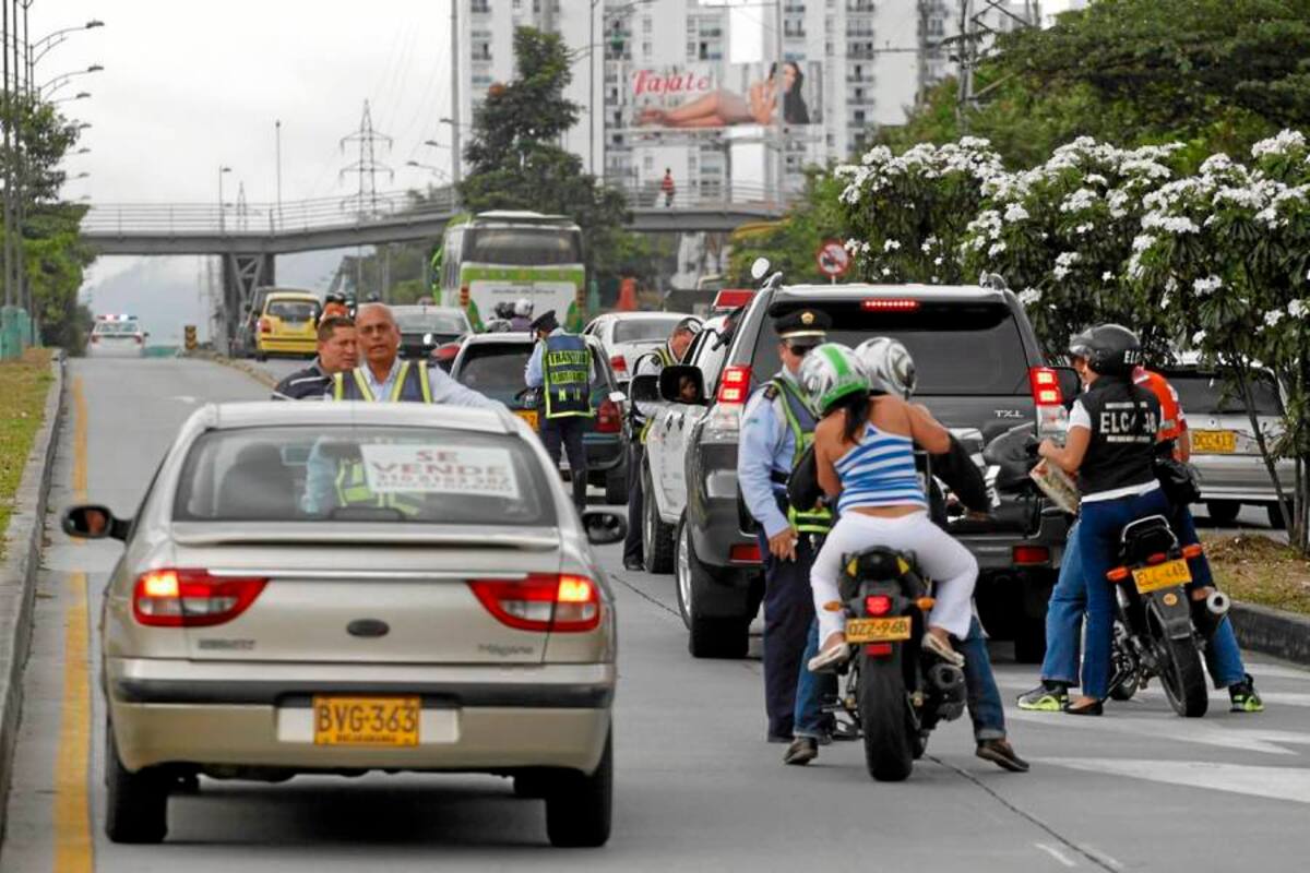 En los últimos días, más de un conductor y motociclista fue sorprendido transitando por el carril de Metrolínea. Estos infractores recibieron las respectivas sanciones por parte de las autoridades de tránsito. (Foto: Nelson Díaz / VANGUARDIA LIBERAL )