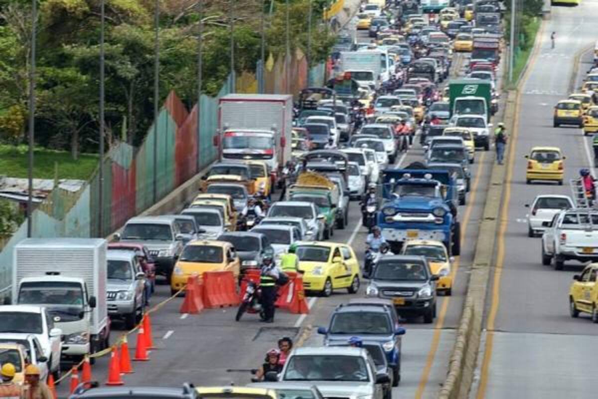Así se veía un tramo de la calzada oriental de la Autopista. La congestión se tomó buena parte de esta importante vía.(Foto: Javier Gutiérrez / VANGUARDIA LIBERAL)