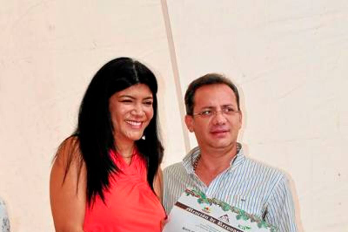 La alcaldesa de Palmas del Socorro, Sandra Jiménez Mora, cuando recibió la certificación de cafetales libres de roya, de manos de Carlos Soto, subgerente nacional de protección vegetal del ICA. (Foto: Luis Fernando Martínez Vargas/VANGUARDIA LIBERAL)