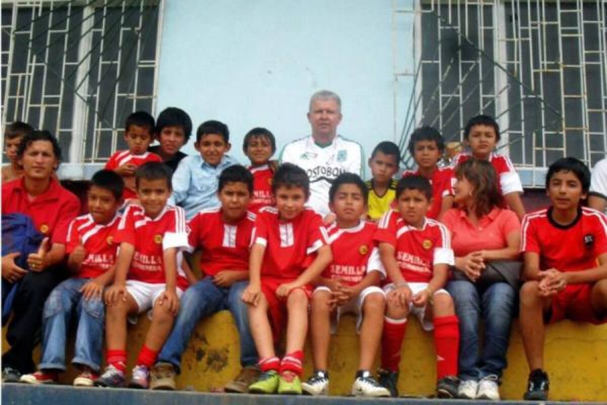Así se vivió la visita de Norberto Pelufo al municipio de Oiba. Junto a él aparecen los miembros del Club Semilla Comunera y su entrenador, Carlos Delgado. (Foto: Suministrada /VANGUARDIA LIBERAL)