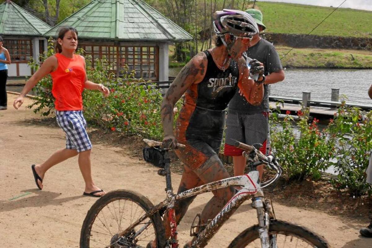 El barro fue un ingrediente adicional en la pista de ciclomontañismo y atletismo, lo cual hizo más duro el recorrido. (Foto: Suministrada / VANGUARDIA LIBERAL )