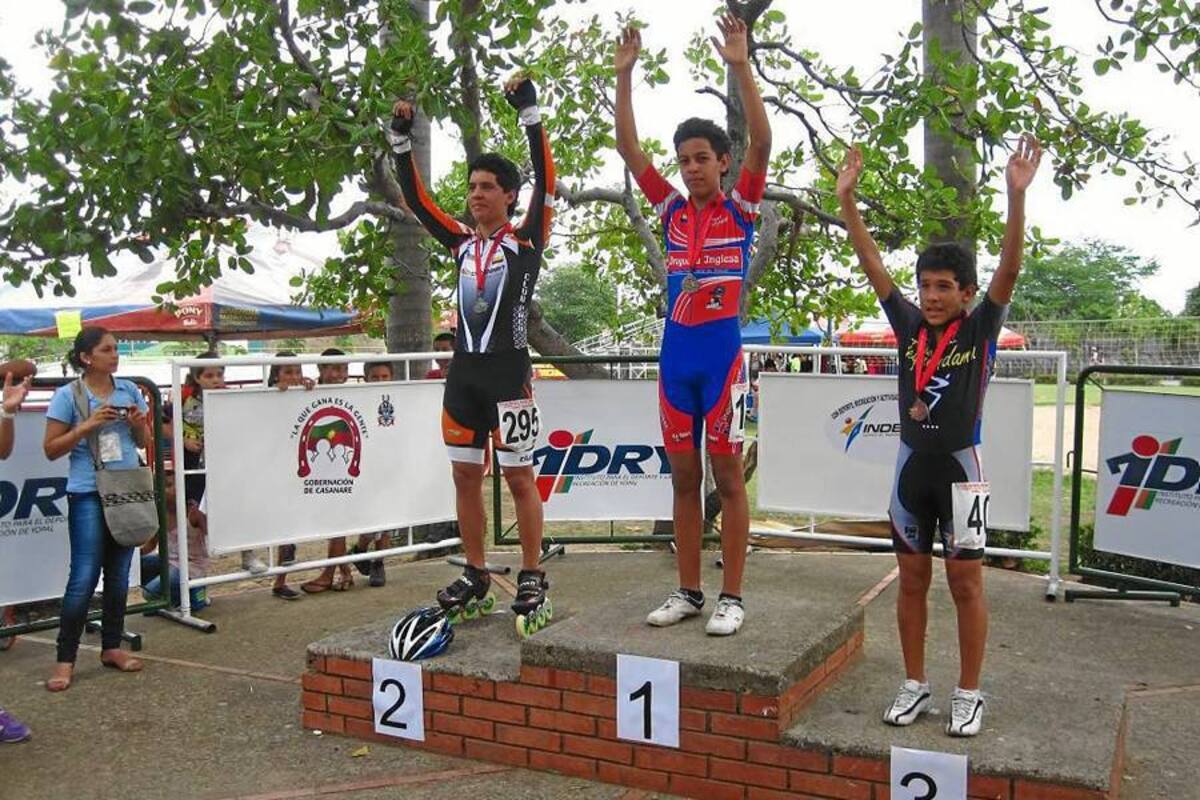 En la gráfica aparece, en el centro del podio, la gran figura de Santander en la IV Válida Nacional de Patinaje de velocidad, Gian Carlos Acosta, quien consiguió tres medallas en este evento disputado en Yopal, Casanare, dos de oro y una de plata. (Foto: Suministrada/VANGUARDIA LIBERAL)
