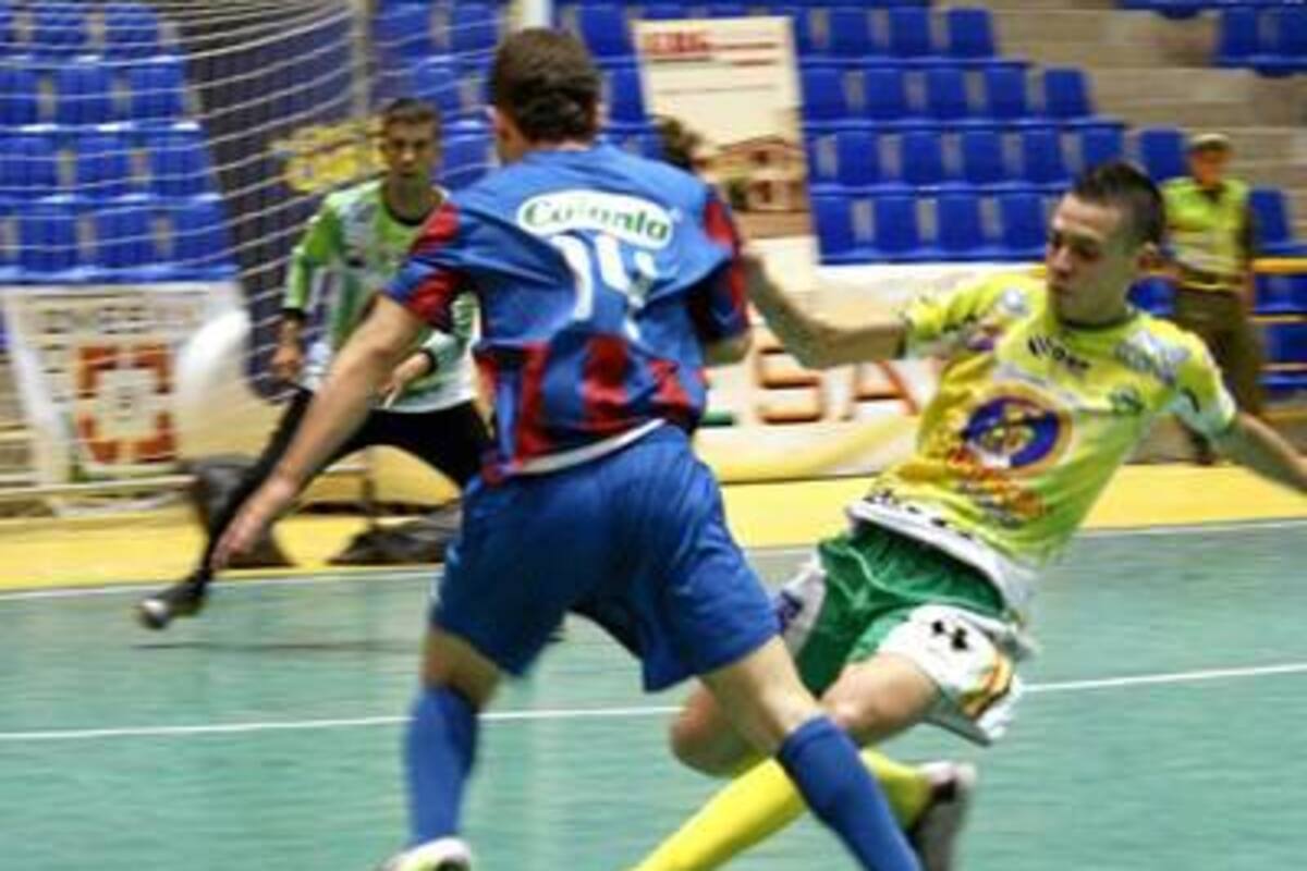 Con goles de Derris Sánchez, Jorge Cuervo, Jesús Gualdrón y Ángelo Monroy Bucaramanga FSC derrotó 4-2, el martes en la noche, a Bello Innovar 80, en el juego de vuelta de los cuartos de final de la IV Copa Postobón Profesional de Microfútbol. El cotejo de ida también lo ganó el elenco ‘amarillo’ (3-2). (Foto: Mauricio Betancourt / VANGUARDIA LIBERAL)