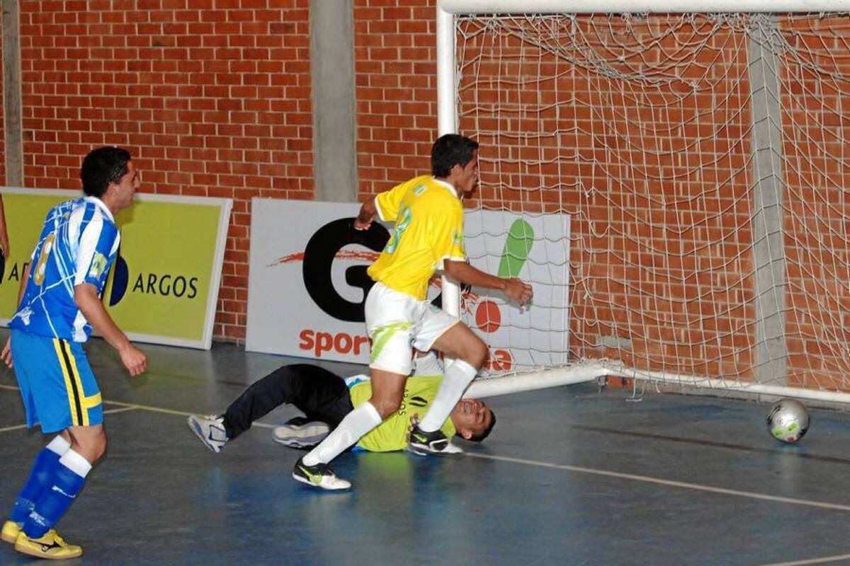 Este fue el momento del primer gol de Real Bucaramanga, anotado por Javier Isidro Díaz, transcurrían apenas cinco minutos y el local ya ganaba. (Foto: Jaime del Río / VANGUARDIA LIBERAL)