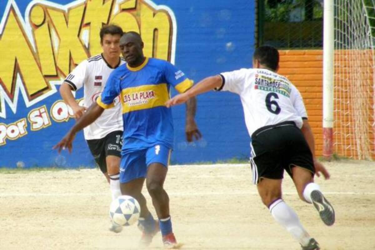Estación de Servicio La Playa protagonizó la goleada de la jornada al doblega 5 - 0 a Sabana de Torres - La Cumbre; además, se aferró al liderato del Grupo A y luego de dos jornadas mantiene el puntaje perfecto. (Foto: Javier Gutiérrez / VANGUARDIA LIBERAL)