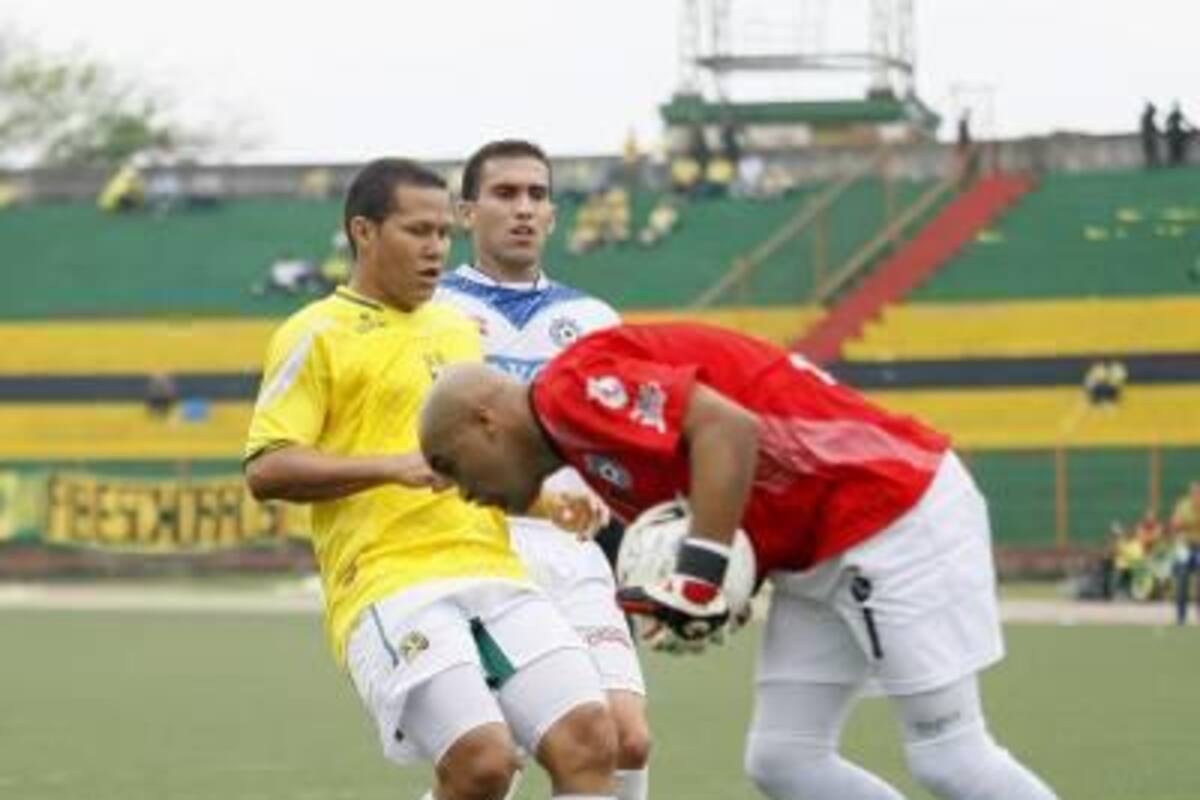 Un verdadero partido aparte disputaron Jony Yepes y José 'El Mono' Herrera, antes del minuto 43 del segundo tiempo el arquero del Real le atajó de todo al delantero del Bucaramanga, quien al final logró el empate sufrido para los 'leopardos'.(Foto: César Flórez / VANGUARDIA LIBERAL)